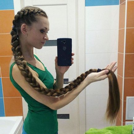 Élő Rapunzel fotó egy lány hihetetlenül hosszú haj elfoglalta a szociális hálózatok