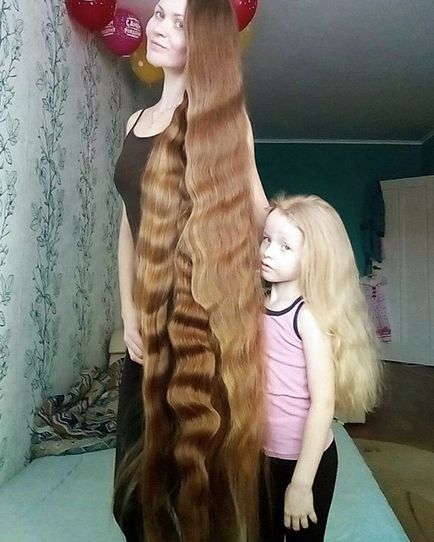 Élő Rapunzel fotó egy lány hihetetlenül hosszú haj elfoglalta a szociális hálózatok