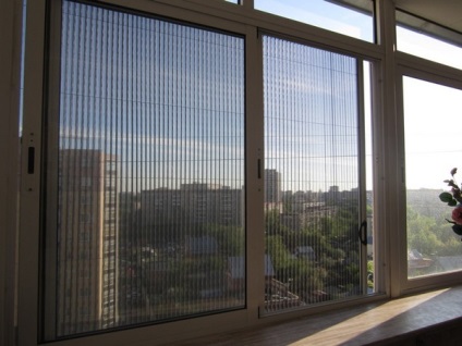 Erkély szúnyogháló hálót az ablakokat szúnyogok az erkélyre, műanyag ablakok, fotók