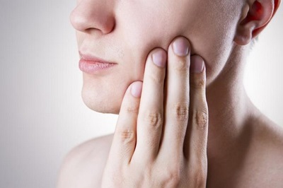 Utáni fájdalom fogbeültetés (implantáció utáni fájdalom a fog implantátum beillesztése az íny, mintha fáj) Fájdalom után fogbeültetés