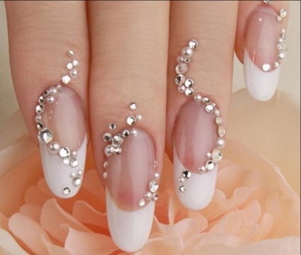 Úgy tervezték, strasszokkal Nails (klasszikus francia manikűr) Köröm design strasszokkal
