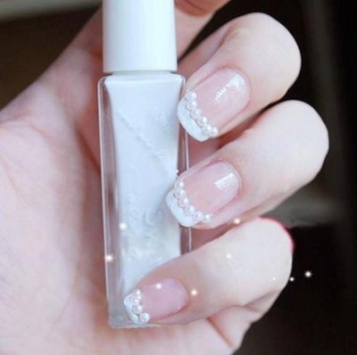 Úgy tervezték, strasszokkal Nails (klasszikus francia manikűr) Köröm design strasszokkal