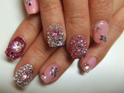 Úgy tervezték, strasszokkal Nails (klasszikus francia manikűr) Köröm design strasszokkal