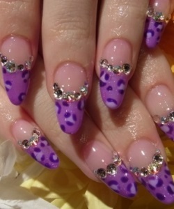 Úgy tervezték, strasszokkal Nails (klasszikus francia manikűr) Köröm design strasszokkal