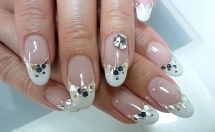 Úgy tervezték, strasszokkal Nails (klasszikus francia manikűr) Köröm design strasszokkal