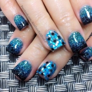 Úgy tervezték, strasszokkal Nails (klasszikus francia manikűr) Köröm design strasszokkal