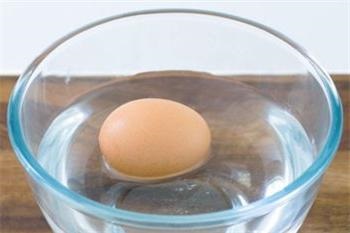 Якщо яйце спливло в воді, то чи можна його їсти