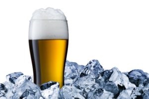 Milyen gyorsan hideg sör a hűtőben, és mit kell tenni, ha a sör lefagyott