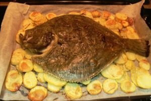 Hogyan tisztítható a lepényhal sütés előtt tippeket és tanácsokat előkészítése halak főzéshez