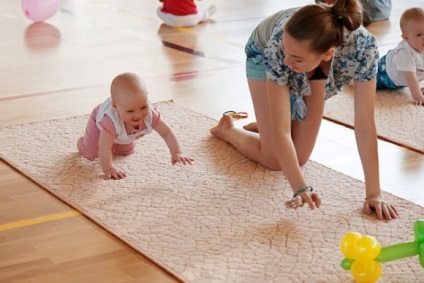Hogyan kell tanítani a baba mászik gyakorlatok és ötletek (tanítása) Hogyan kell tanítani a baba mászik gyakorlatok és ötletek