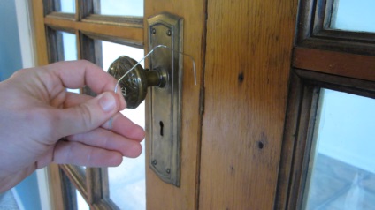 Hogyan kell megnyitni egy fogantyú belső ajtó kulcs nélkül lépésről lépésre útmutató
