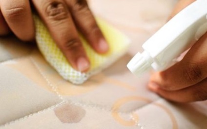 Hogyan tisztítsa meg a matracot a foltoktól és a gyermekek vizeletében otthon