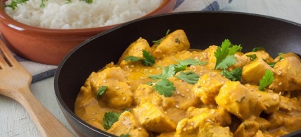 Csirke curry az indiai és a thai rizs, ananász, banán - receptek tejszínes, kókusz