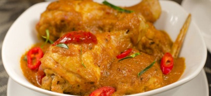 Csirke curry az indiai és a thai rizs, ananász, banán - receptek tejszínes, kókusz