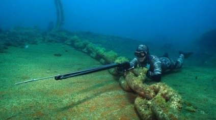 Lin szigonyos (compó alatti vadászat) Lin spearfishing