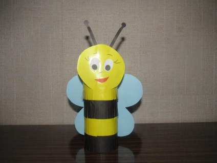 Master-osztály így mesterségek „Happy Bee” hulladék anyagból