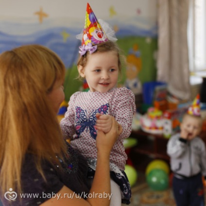 Többszintű sütemény vkusnyashek az óvodai, címke lé, nap, születési