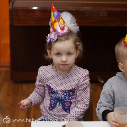 Többszintű sütemény vkusnyashek az óvodai, címke lé, nap, születési