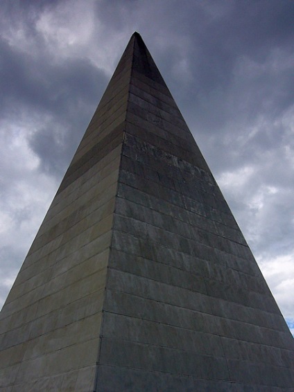 Piramis Novorizhskoe autópályán