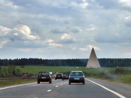 Піраміда на Новоризькому шосе вУкаіни ураганом зруйнована унікальна піраміда