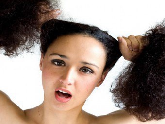 Miért fáj a hajhagymákat, és hogyan kell kezelni a problémát