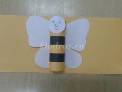 Papírból készült cikkek kezével méh gyerekekkel 3-4 év