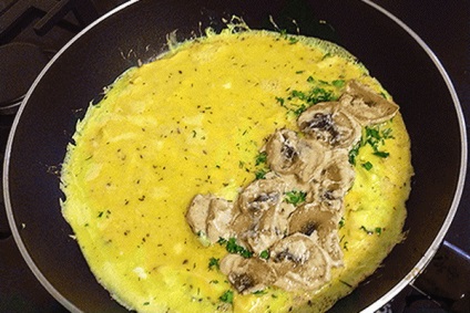 Receptek omlett gombával, hogyan kell főzni egy omlettet gombával, sajttal, paradicsommal és egyéb
