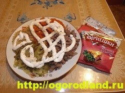 Saláta „Obzhorka” ( „Obzhorka” saláta sertés és ecetes hagyma) Saláta „Obzhorka”