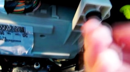 Eltávolítása és cseréje biztosítékok a motorháztető alatt és a belső restyling Ford Focus 2 (csere) Eltávolításával és biztosítékok a motorháztető alatt és belső restyling Ford Focus 2