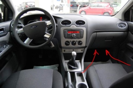 Eltávolításával és biztosítékok a motorháztető alatt és belső restyling Ford Focus 2