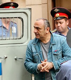 A harmadik tolvaj háború (Aslan Usoyan „Nagypapa Hassan”) A harmadik tolvaj háború