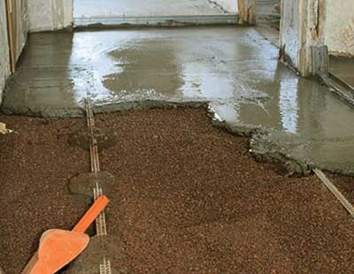 Beton esztrich padló a kezüket egy magánházban (emelet) Beton esztrich padló a kezüket egy magánházban