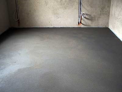 Beton esztrich padló a kezüket egy magánházban (beton) Beton esztrich padló a kezüket egy magánházban