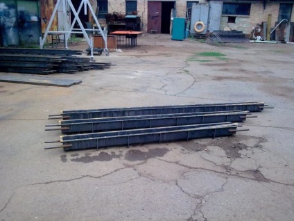 Beton oszlopok a kerítés a kezüket (kéz) Beton oszlopok a kerítés kezével
