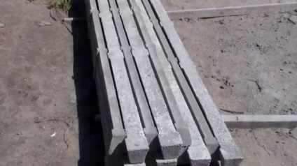 Beton oszlopok a kerítés a kezüket (a kerítés) Beton oszlopok a kerítés kezével
