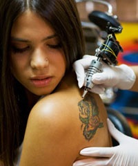 Azt, hogy egy tetoválás fáj (Tattoo) Fáj teszek tetoválás