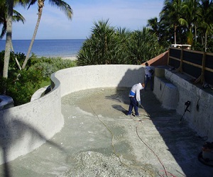 A javított repedés a beton medence