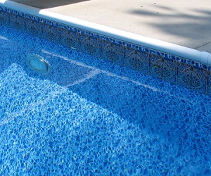 A javított repedés a beton medence