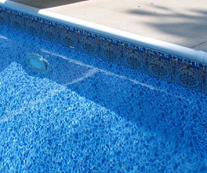 A javított repedés a beton medence (pool) A javított repedés a beton medence