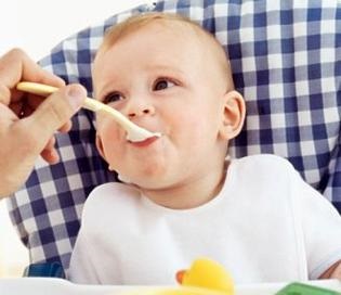 Négy hónapos baba lehet adni továbbá a keverék mesterséges táplálás