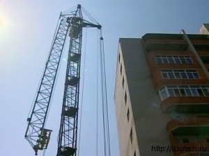 Multifunkciós a daru fektetjük egy megfelelő helyre, majd, a mobil (rész) Lebontották a daru kerül egy megfelelő helyzetben, majd a segítségével a mobil