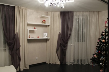 Дизайн інтер'єру вітальні з двома вікнами на різних стінах, на одній стіні, в приватному будинку, фото