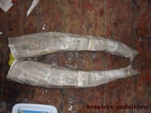 Sárkány készült papírmasé meg kézzel (a sárkány) Sárkány készült papírmasé kezük