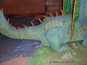 Sárkány készült papírmasé kezük (kézműves készült papírmasé) Sárkány készült papírmasé kezük