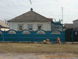 Sárkány készült papírmasé meg kézzel (a sárkány) Sárkány készült papírmasé kezük