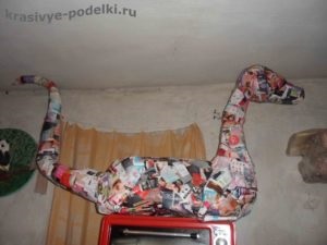 Sárkány készült papírmasé kezük (kéz) Sárkány készült papírmasé kezük