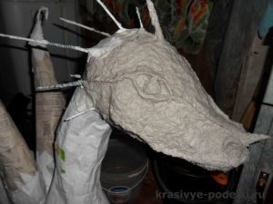 Sárkány készült papírmasé kezük (kézműves készült papírmasé) Sárkány készült papírmasé kezük