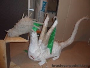 Sárkány készült papírmasé kezük (kézműves készült papírmasé) Sárkány készült papírmasé kezük
