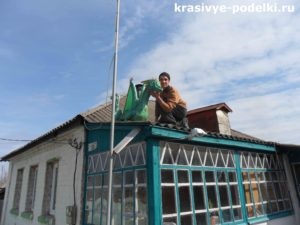 Sárkány készült papírmasé meg kézzel (a sárkány) Sárkány készült papírmasé kezük