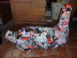 Sárkány készült papírmasé meg kézzel (a sárkány) Sárkány készült papírmasé kezük